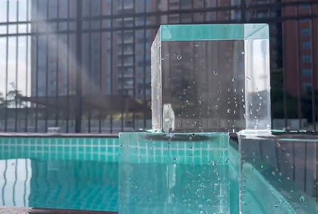 Formazione sull'installazione di finestre acriliche per piscine sottomarine residenziali