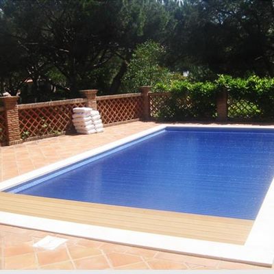 Copertura di piscina in plastica automatica anti-UV, indispensabile per prolungare la stagione di nuoto