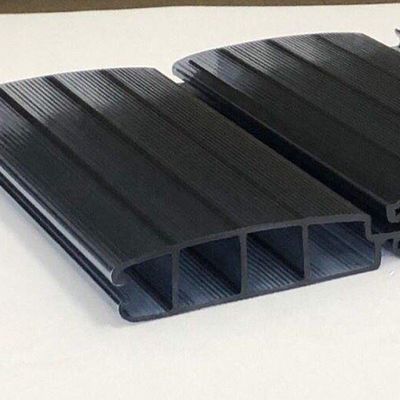 Copertura di piscina in policarbonato nero Prolunga la tua stagione di nuoto con un design personalizzato