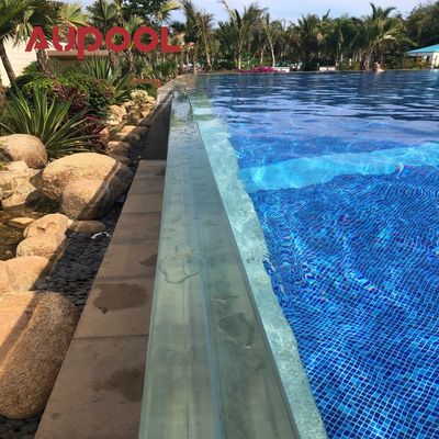 Piscina privata con finestrino trasparente e foglio acrilico trasparente