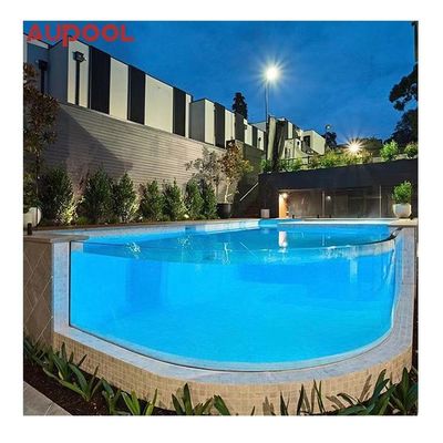 Moderno contenitore prefabbricato per piscine con materiale trasparente