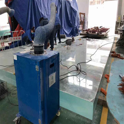 Moderno contenitore prefabbricato per piscine con materiale trasparente