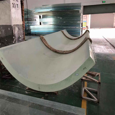 Moderno contenitore prefabbricato per piscine con materiale trasparente