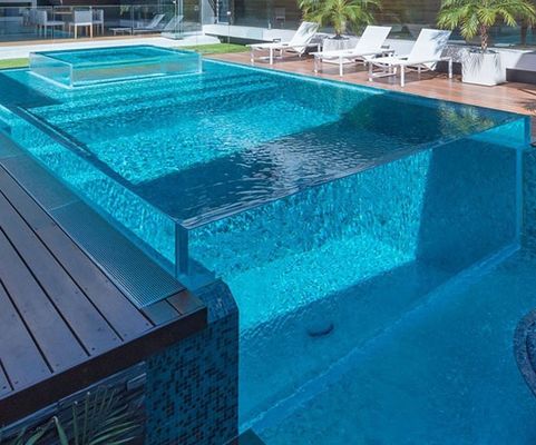 Alta trasmissione luminosa Villa Piscina di design moderno Piscina all'aperto Diafanità 93%