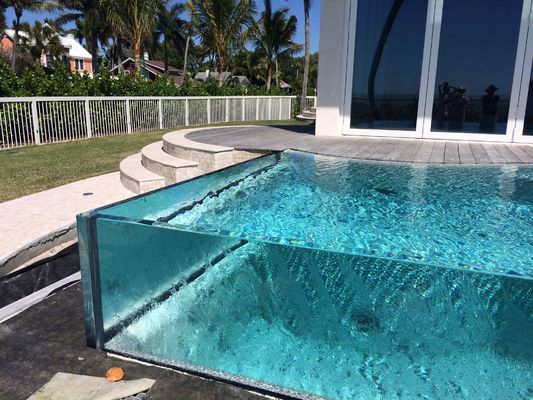 Piastre acriliche ad alta trasparenza per la progettazione personalizzata delle piscine all'interno di AUPOOL