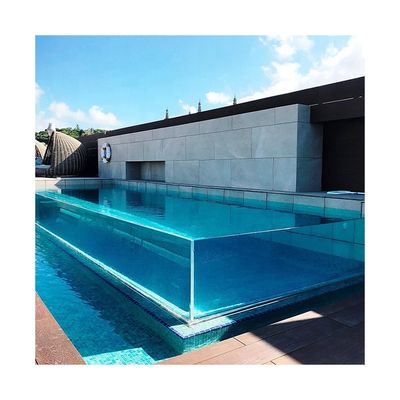 Piscina esterna con alta trasmissione di luce e personalizzazione