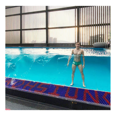 Piscine esterne acriliche con parete trasparente