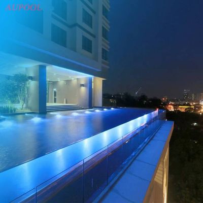 Hotel piscina sospesa finestrino trasparente acrilico visibile con più lati