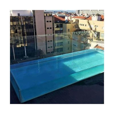 Piscina esterna con 4 lati trasparenti e materiale acrilico
