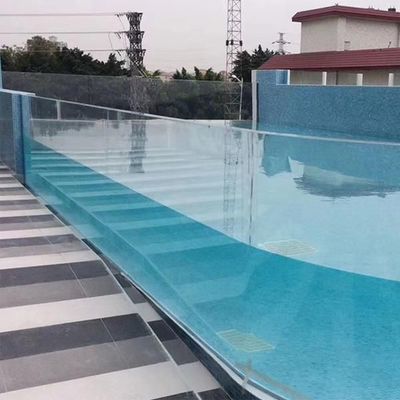Piscina esterna con 4 lati trasparenti e materiale acrilico