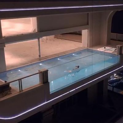Piscina esterna con 4 lati trasparenti e materiale acrilico